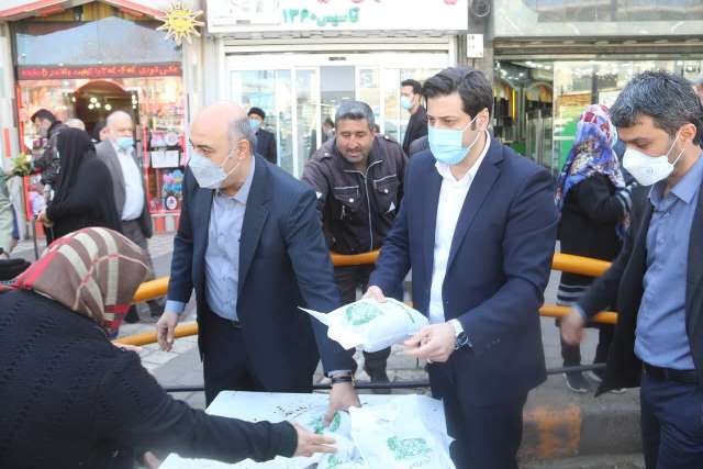 شهرداری لاهیجان نهال رایگان و کیسه های خاک برگ بین مردم توزیع کرد